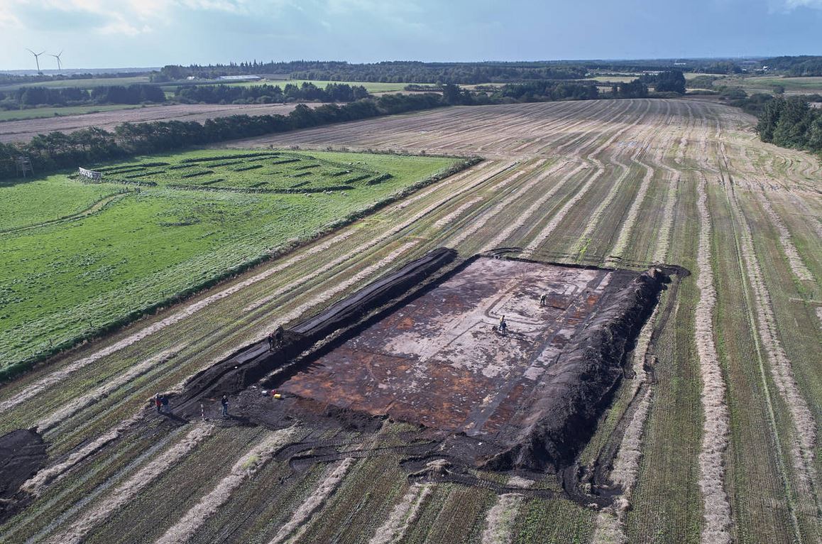 Udgravning af jernaldergård 2017 ved Lyngsmosefæstningen Dronefoto: Esben Schlosser Mauritsen